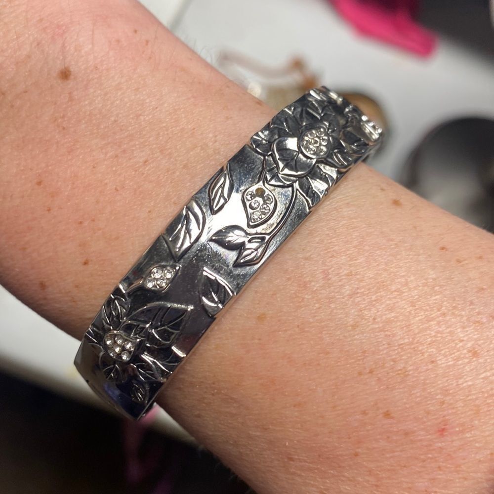 BEAUTIFUL! Silver Tone Embossed Floral Hinged Clamper Cuff Bracelet